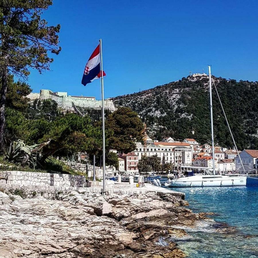 Apartment On Hvar Island ฮวาร์ ภายนอก รูปภาพ